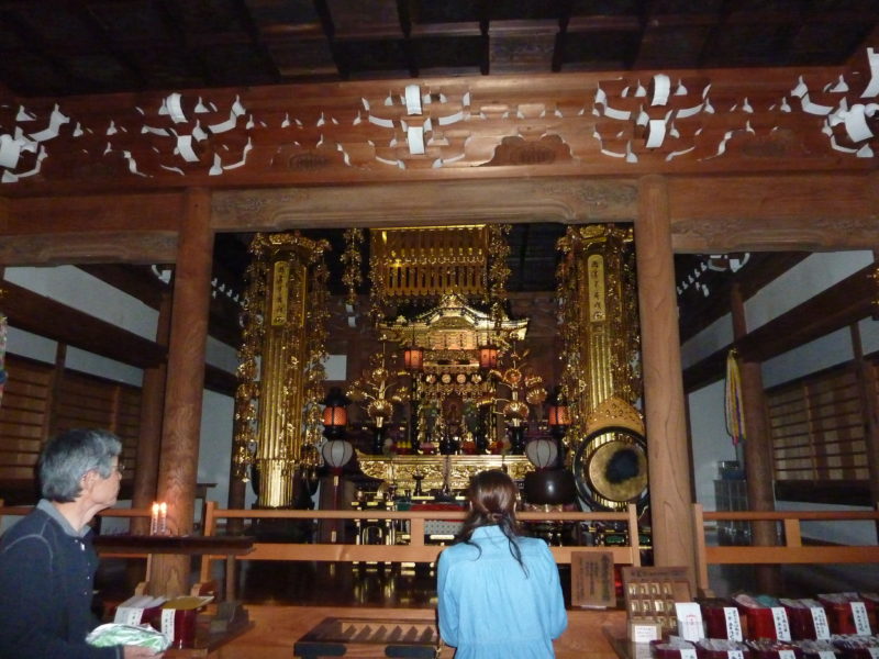 Beautifully golden inside this temple! 小さなお寺の中は別世界！